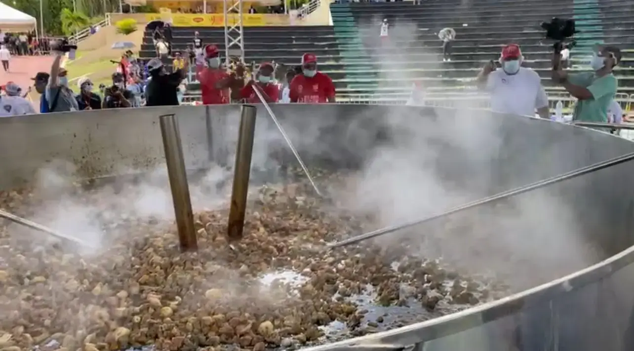 RD entra en el Récord Guinness con el sancocho más grande del mundo