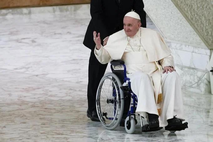 El dolor de rodilla del papa obliga a cancelar la misa del Corpus Christi