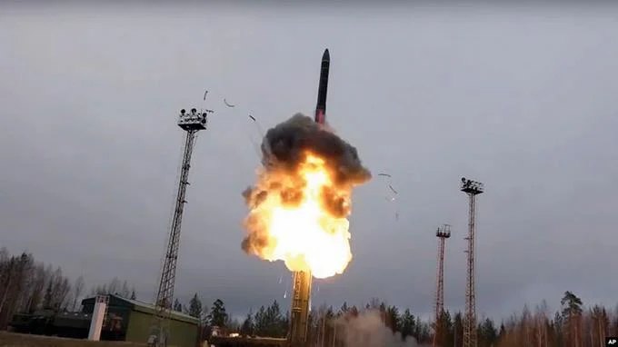 Acusan a Rusia de disparar misiles desde la central nuclear ucraniana