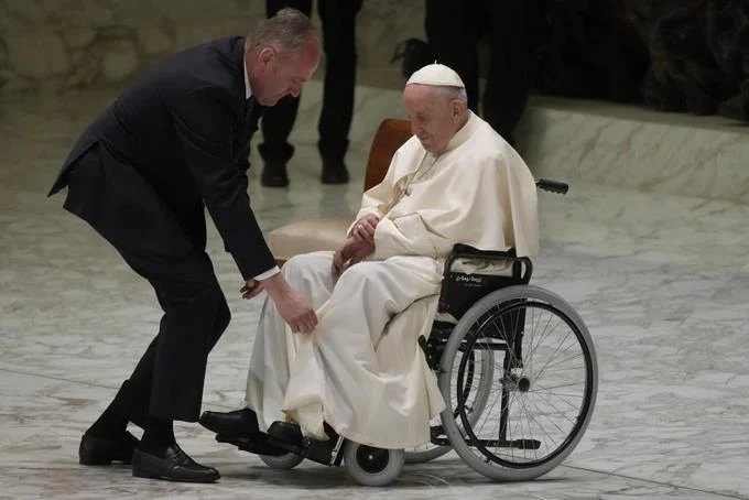 El papa vuelve a faltar a un acto al agudizarse su dolor de rodilla
