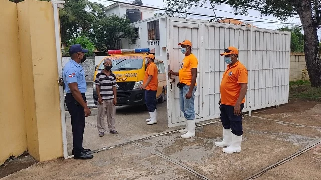 Autoridades de Barahona evacúan familias ante paso de Franklin