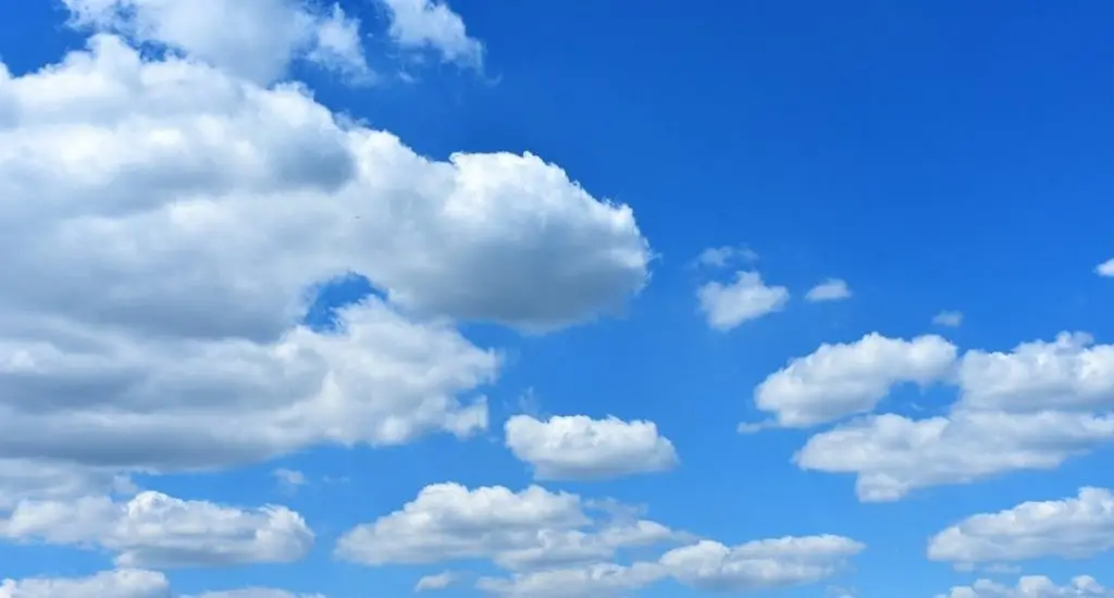 Meteorolog&iacute;a pronostica nubes dispersas y chubascos aislados