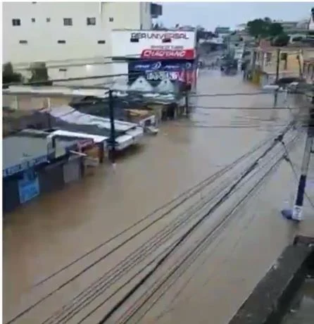 El r&iacute;o Duey inunda el barrios Los Platanitos en Hig&uuml;ey