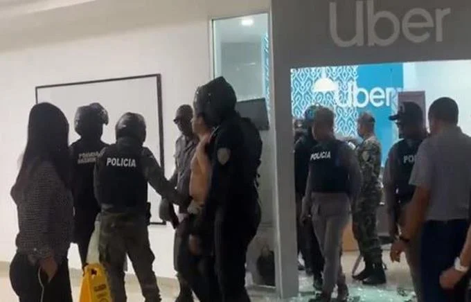 Turista rompi&oacute; vidrios de la oficina de Uber al ser supuestamente asaltado por uno de sus taxistas