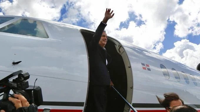 Avi&oacute;n en que viajaba Abinader a Argentina tuvo aver&iacute;a el&eacute;ctrica