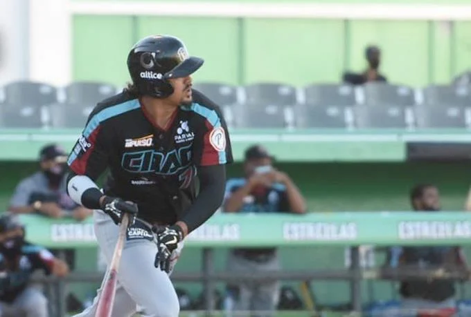 Ronald Guzm&aacute;n podr&iacute;a jugar como pitcher y bateador en Lidom