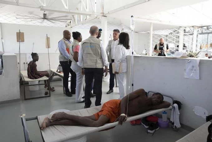 Hait&iacute; recibe primera carga de vacunas contra c&oacute;lera