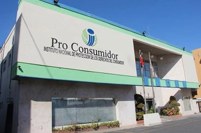 Multa para negocios que cobren 10 % de propina en comida para llevar, reitera ProConsumidor