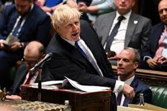 Johnson se despide del Parlamento brit&aacute;nico con un "hasta la vista, baby"
