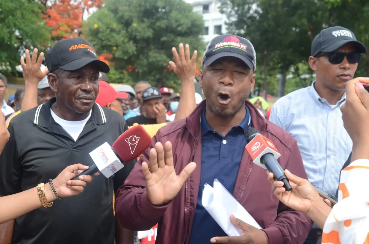 Productores de cebolla protestan frente al Palacio Nacional