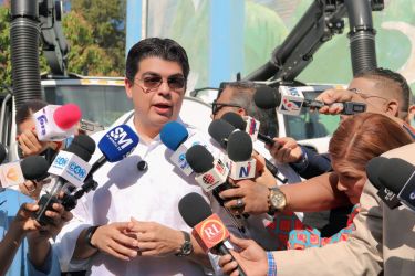 Gobierno Central entrega cuatro camiones succionadores de los  más modernos de América para servicio de la CAASD