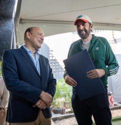 Ayuntamiento de Santiago declara a Juan Luis Guerra “Visitante Distinguido”