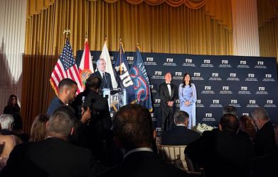 Ito Bisonó resalta liderazgo de Presidente Abinader en FIU durante reconocimiento como Champion of Freedom