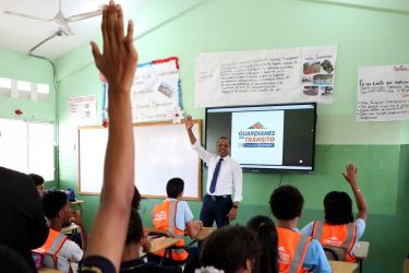 Milton Morrison imparte clases de educación vial a estudiantes de 6to de bachillerato