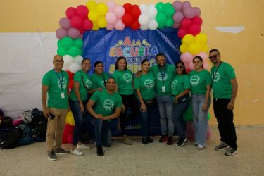 Empleados de edeeste donan útiles escolares a 200 niños de Miches como parte de su compromiso con las comunidades