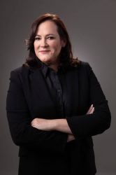 Janet Camilo piensen si ustedes quieren como presidente una persona que le lanza una botella a otra 