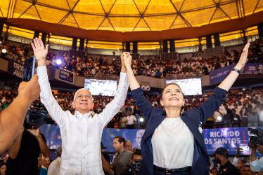 Carolina Mejía presentó oficialmente al senador Ricardo de los Santos como jefe de su campaña presidencial