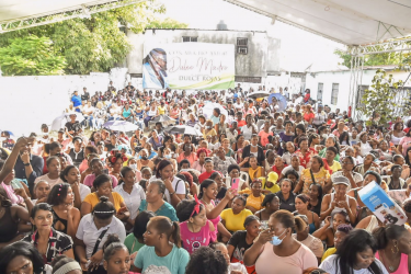 Diputada Dulce Rojas agasaja a madres de Santo Domingo Norte