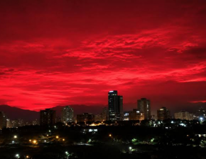 Imponente fenómeno en el cielo rojo sorprende a Venezuela 
