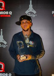 Dixson Waz es reconocido en los Premios Q 2026 por su exitosa trayectoria en la música