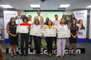 Raymond Rodríguez entrega laptops a 56 estudiantes meritorios mediante la Fundación GBC