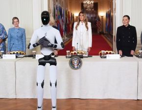 Melania Trump aparece con un robot humanoide en una cumbre sobre educación y tecnología