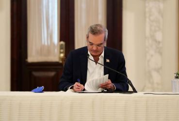 Presidente Luis Abinader crea comisión para transformar sistema educativo