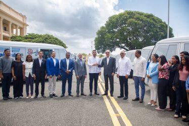 Luis Abinader entrega 40 autobuses para estudiantes universitarios