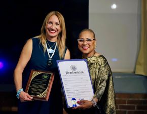 Wendy Queliz recibe cinco reconocimientos en Estados Unidos por su destacada labor en el teatro inclusivo
