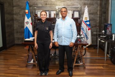 Mérido Torres recibe a Carolina Mejía en el Departamento Aeroportuario para abordar temas de interés común