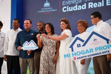Gobierno entrega escuela y 836 apartamentos en un acto en SDE