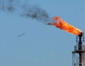 Se incendia petrolero con destino a Ucrania tras ser atacado por dron en el Mar Negro