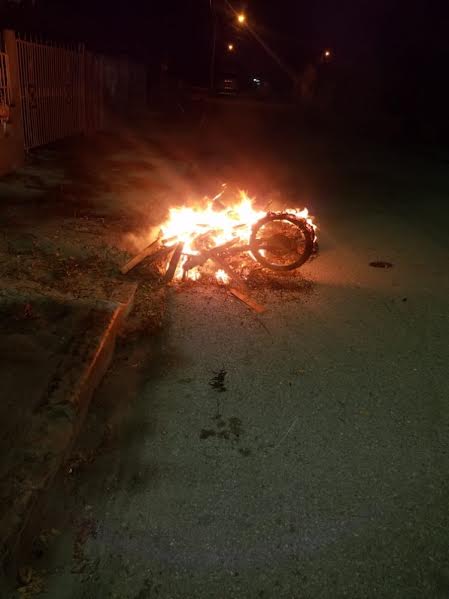 Hombre quema motocicleta en plena v&iacute;a p&uacute;blica de Villa V&aacute;squez. 