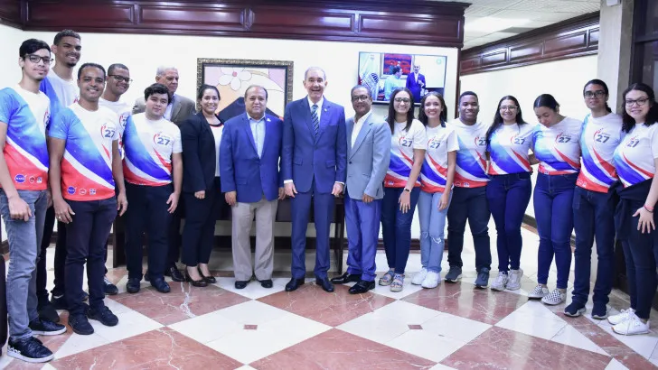 MESCYT premia alumnos del programa Apolo 27 ganadores de concurso en la NASA