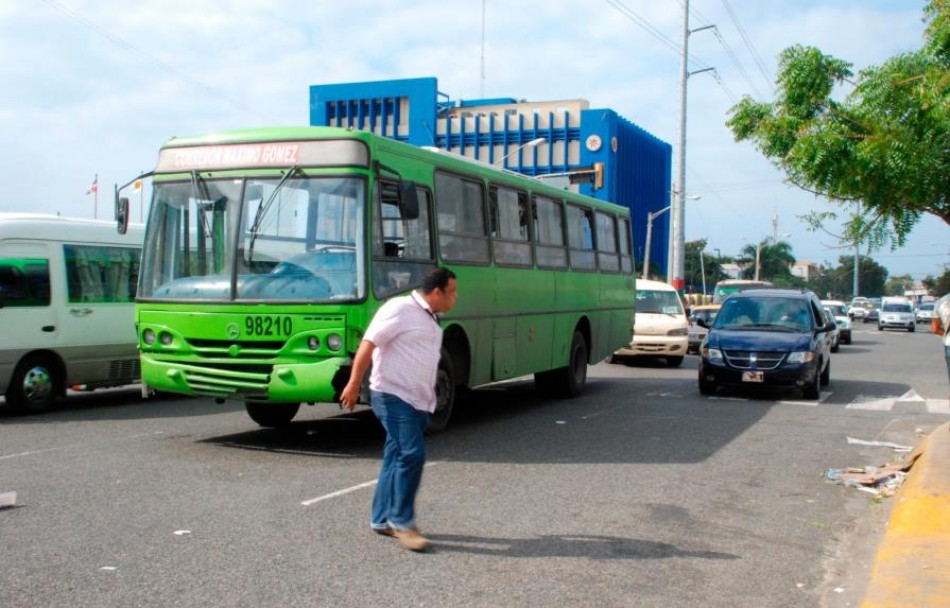 Gonz&aacute;lez dice nuevos corredores de autobuses no afectan operaci&oacute;n de la Omsa