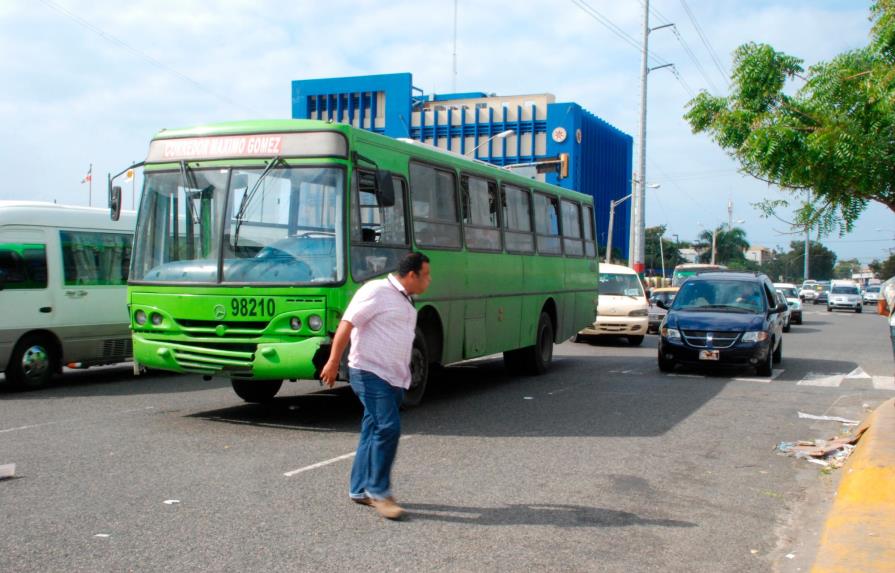 Gonz&aacute;lez dice nuevos corredores de autobuses no afectan operaci&oacute;n de la Omsa