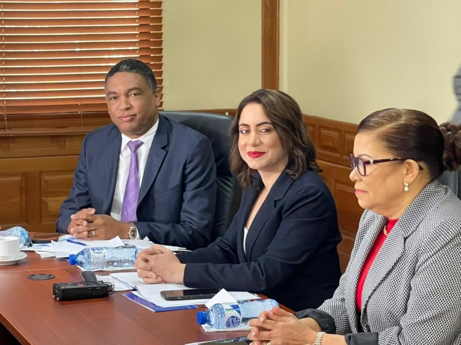 Gloria Reyes se reúne con Comisión de Justicia del Senado por fraude a tarjetas Supérate