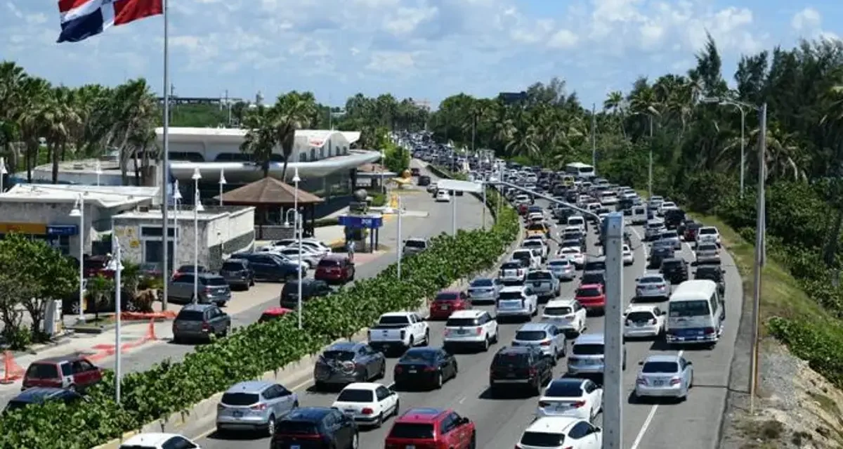 Atribuyen taponamientos en autopista Las Am&eacute;ricas a que conductores a&uacute;n utilizan pago en efectivo