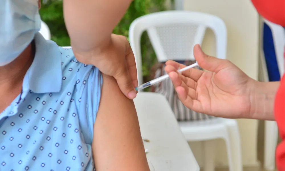 Salud apuesta a la vacunaci&oacute;n para mitigar contagios