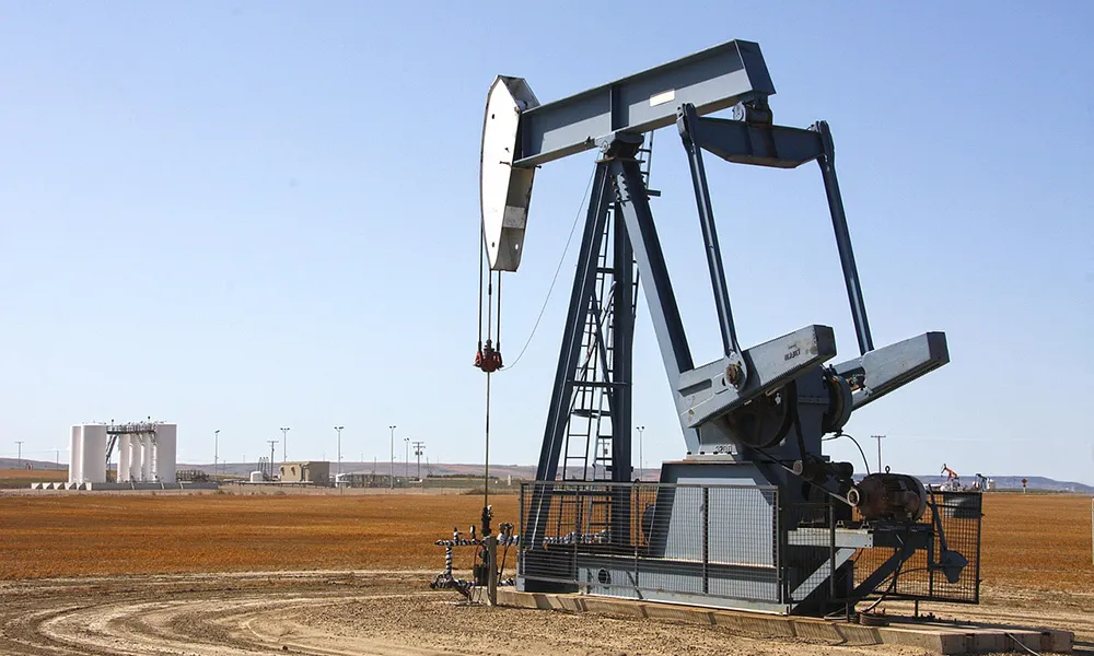El petr&oacute;leo cierra en 109.59 d&oacute;lares el barril