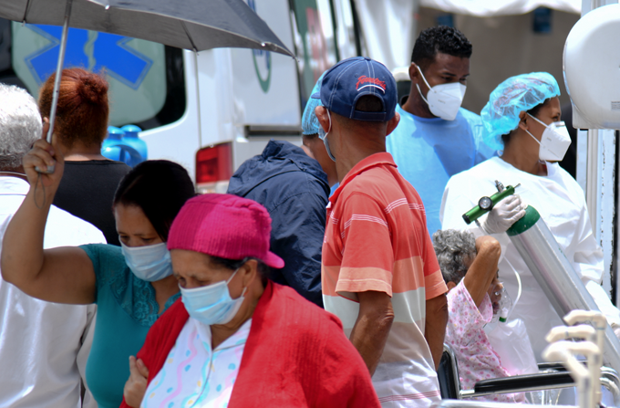 Infect&oacute;logos llaman a usar mascarilla y volver al distanciamiento