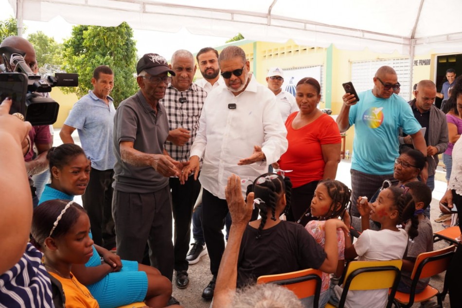 Desarrollo de la Comunidad realiza operativos simult&aacute;neos de jornada asistencial en Barahona