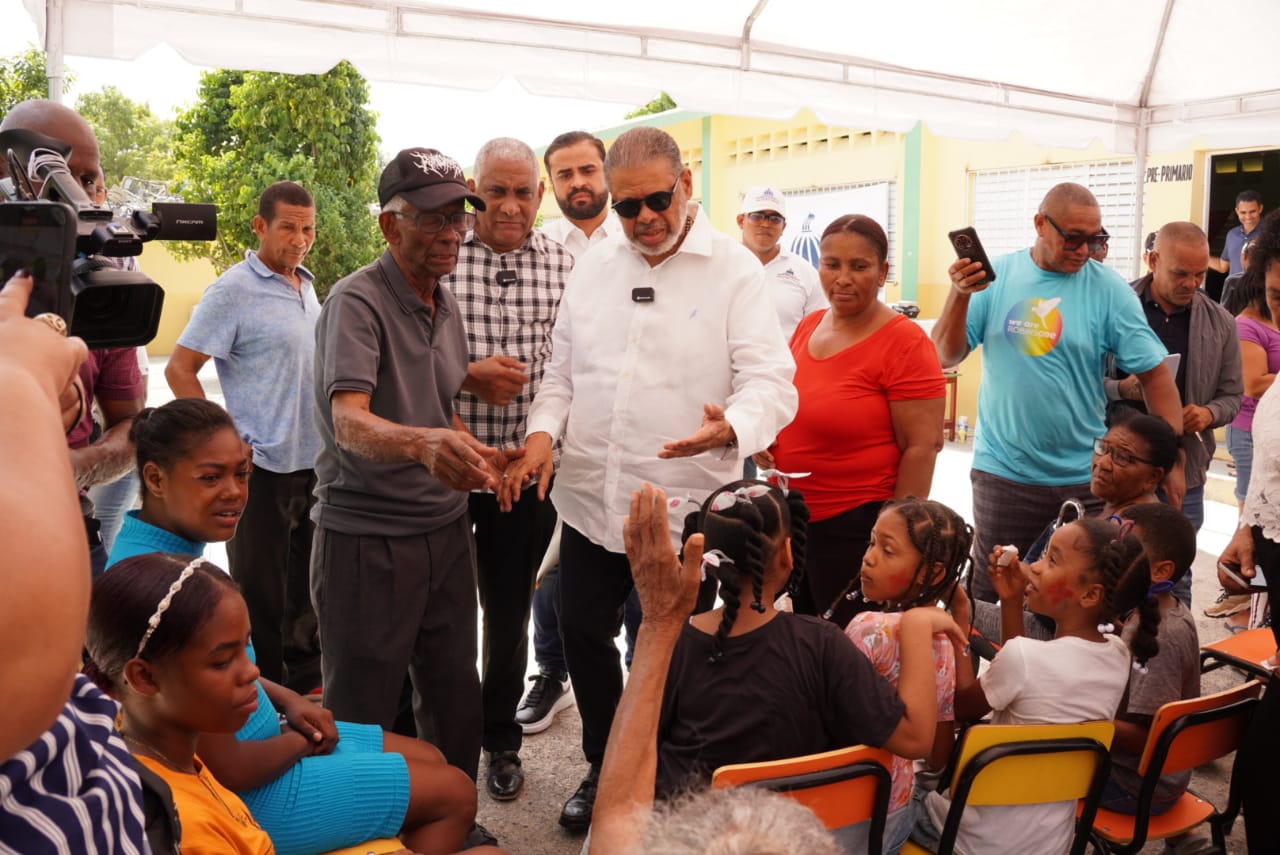 Desarrollo de la Comunidad realiza operativos simult&aacute;neos de jornada asistencial en Barahona