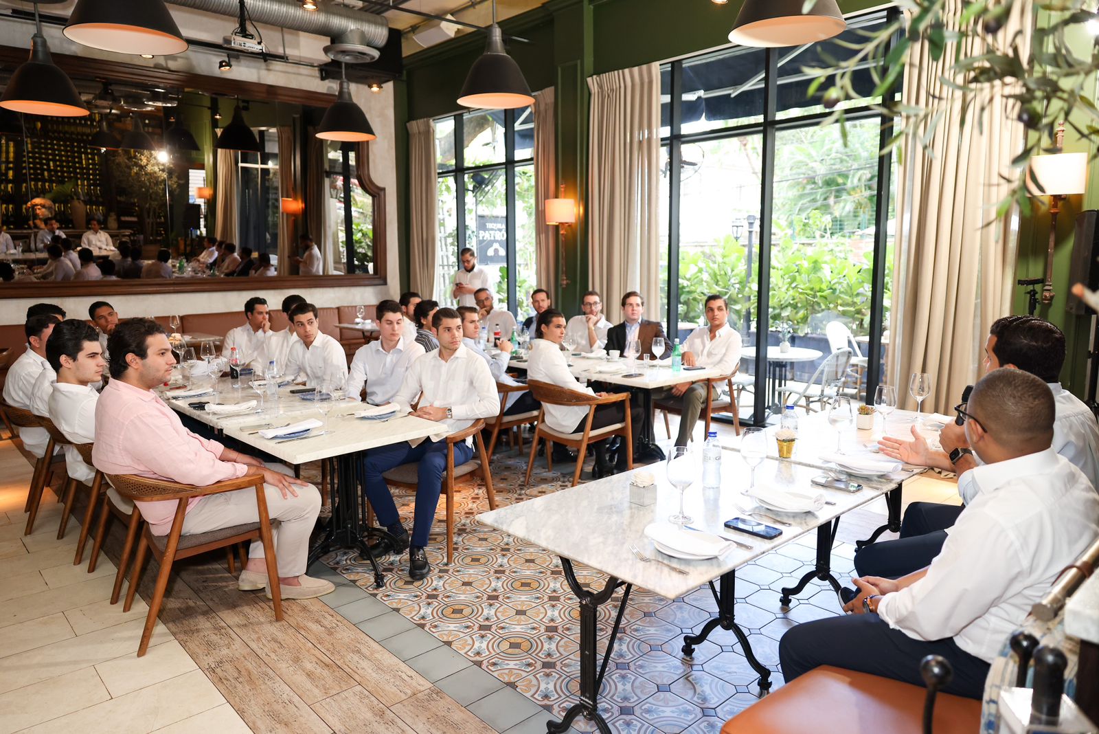 J&oacute;venes con Omar realiza almuerzo con emprendedores de la capital