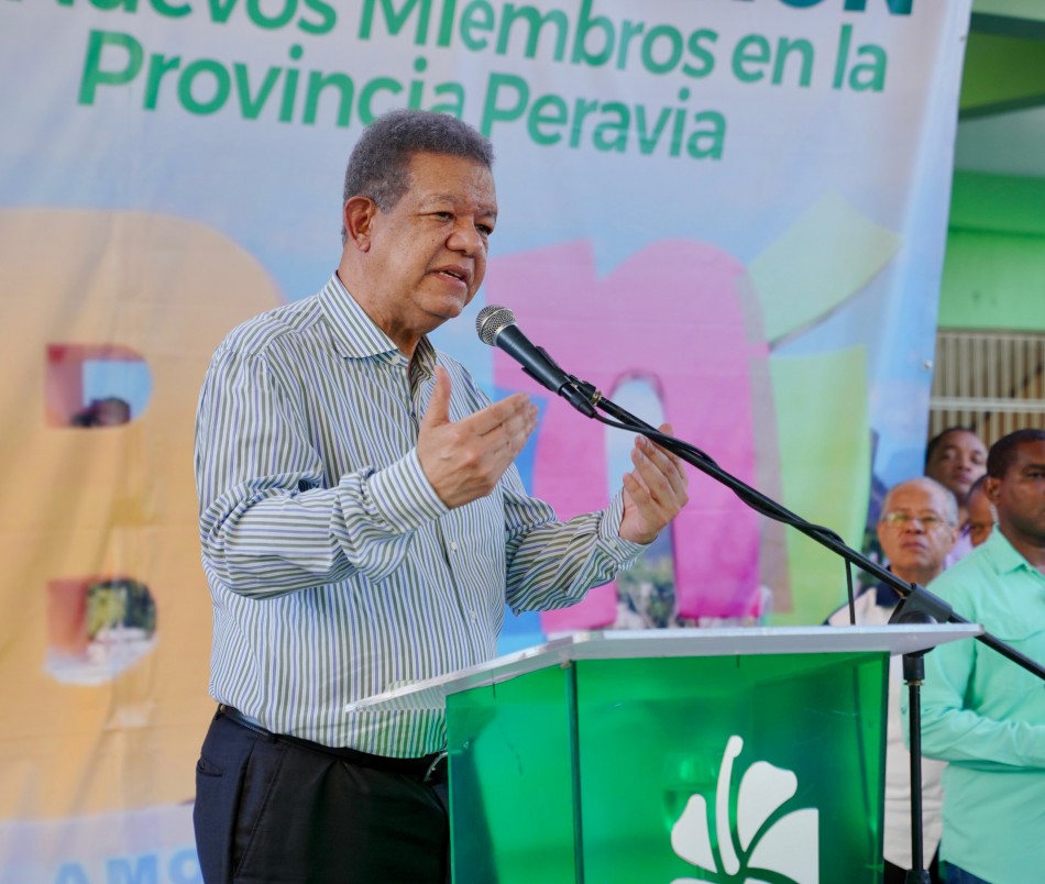 Leonel dice que circunvalaci&oacute;n de Ban&iacute; &ldquo;cost&oacute; tres veces m&aacute;s y es la mitad de lo que debi&oacute; ser&rdquo;