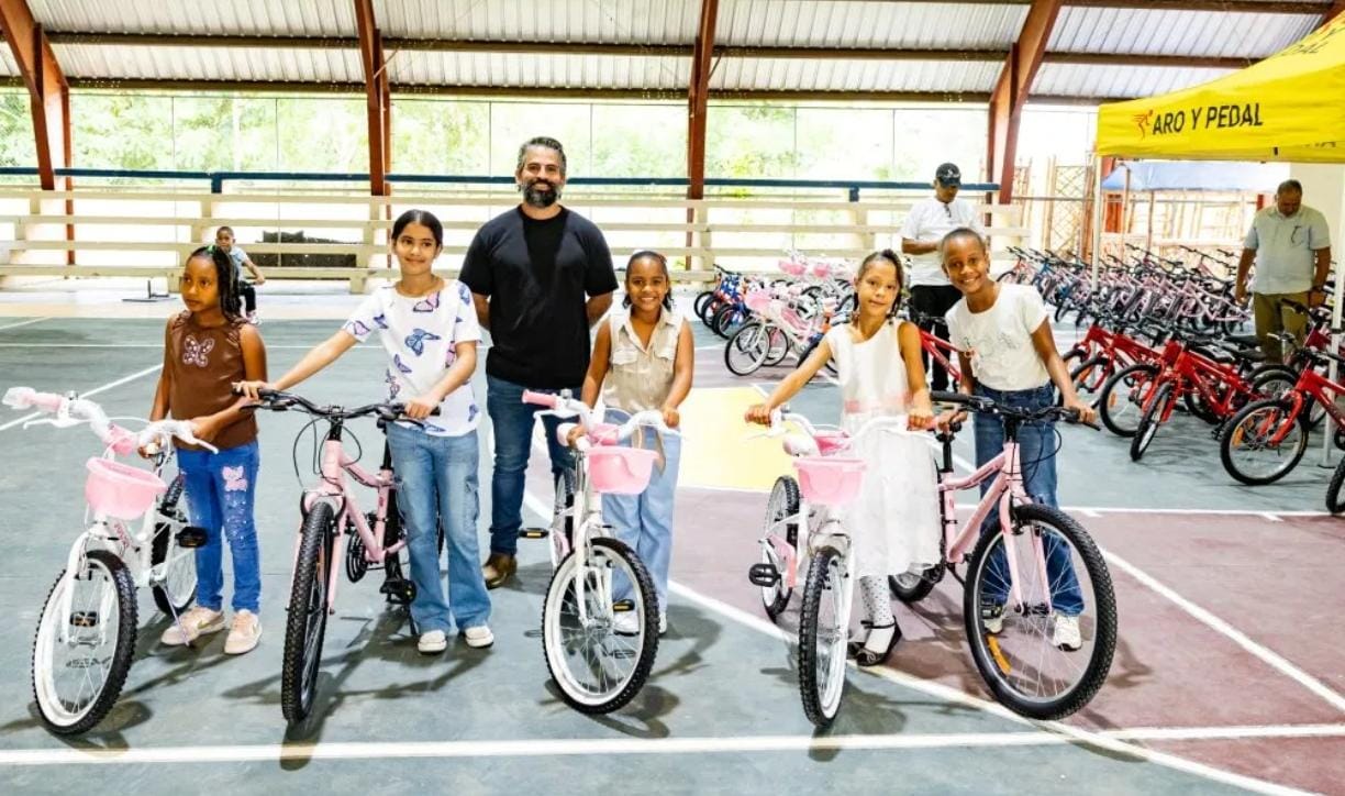Fotograf&iacute;a con Prop&oacute;sito premia a 100 estudiantes meritorios de Rancho Arriba con bicicletas nuevas