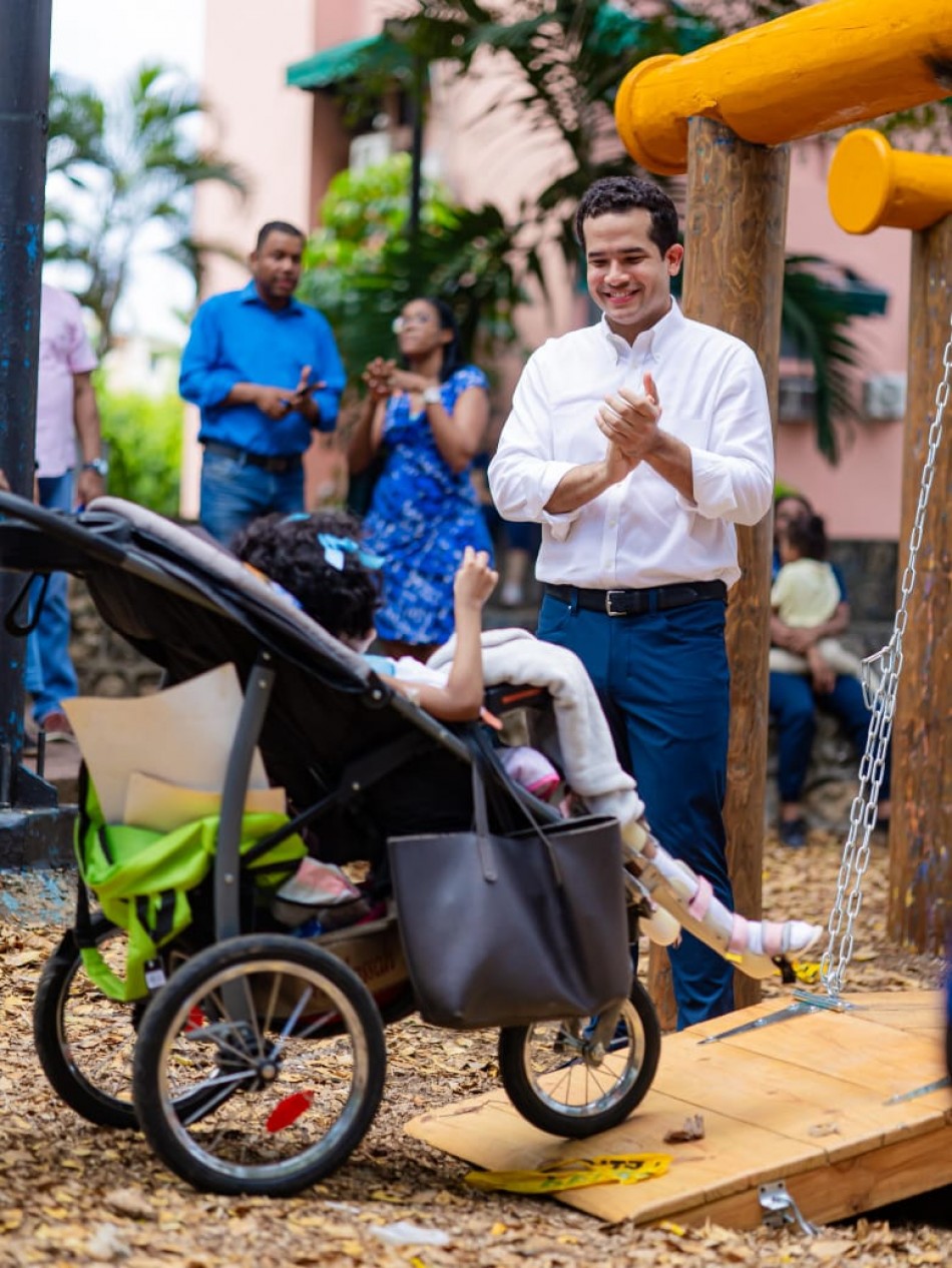 Senador Omar Fern&aacute;ndez entrega parque inclusivo para ni&ntilde;os con discapacidad