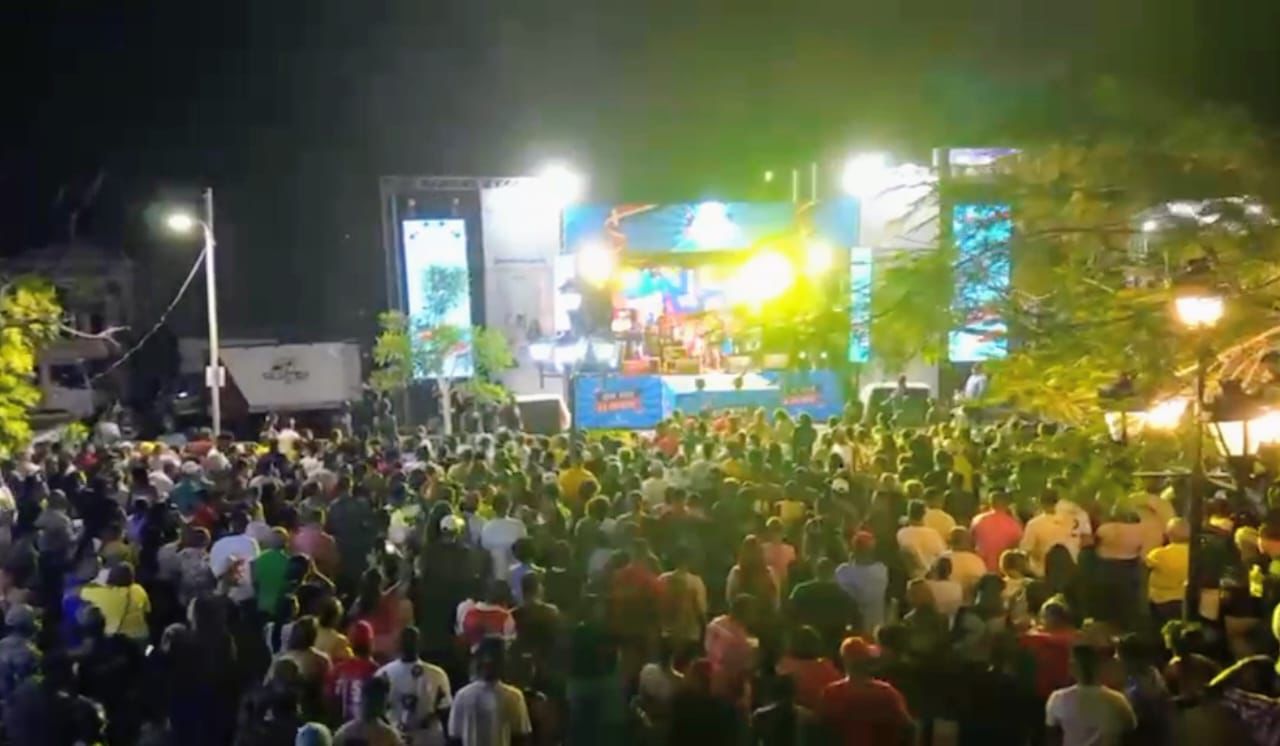 Blachy, Bonny Cepeda, Shadow Blow y Teodoro Reyes causan sensaci&oacute;n en El Mega Festival de la Restauraci&oacute;n en la plaza S&aacute;nchez de Imbert