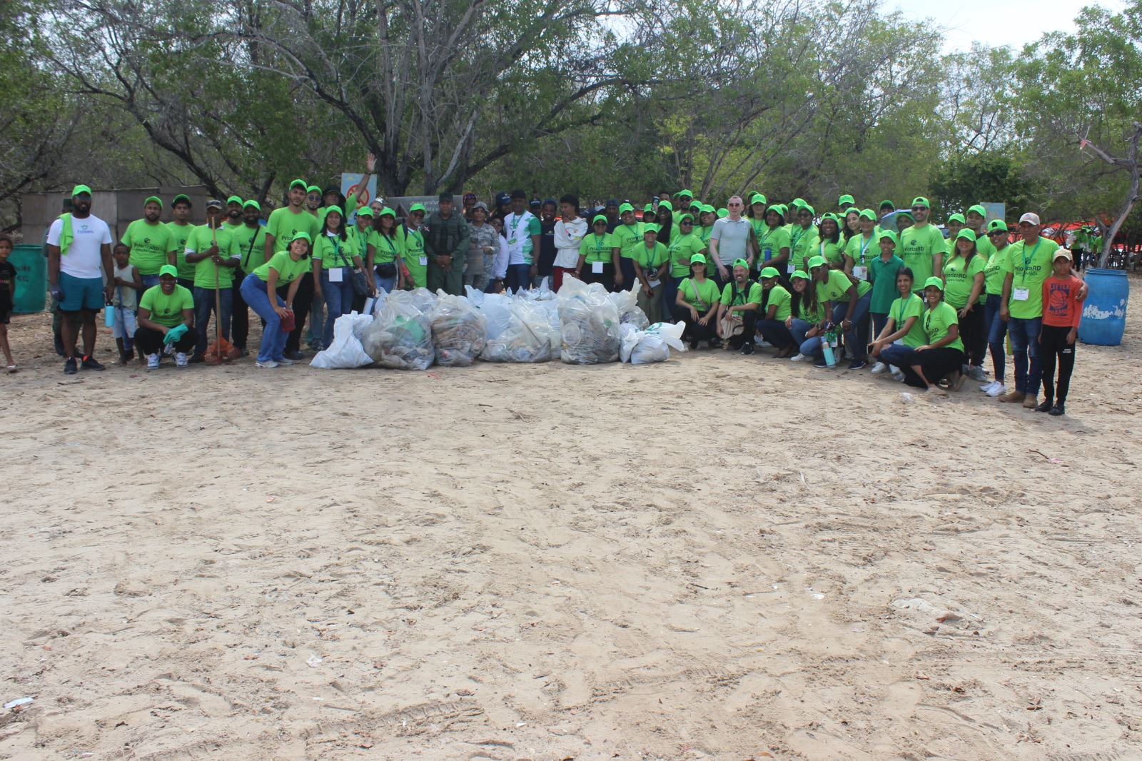 Prioriza RD realiza jornada de limpieza en Playa La Caobita, Azua