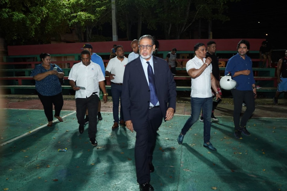 Director Desarrollo de la Comunidad escucha comunitarios y deportistas en SDE